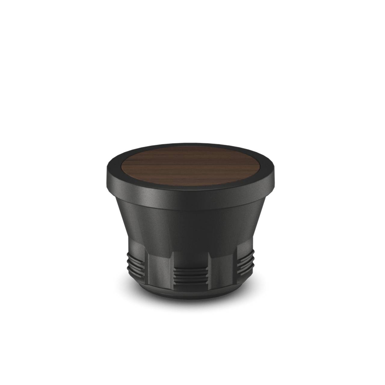 Ein rundes, schwarzes Objekt mit einem Deckel in holzähnlicher Optik. Die breite Basis verjüngt sich leicht zum Deckel hin. Es erinnert an einen kleinen, modernen Hocker oder eine dekorative Ablage.