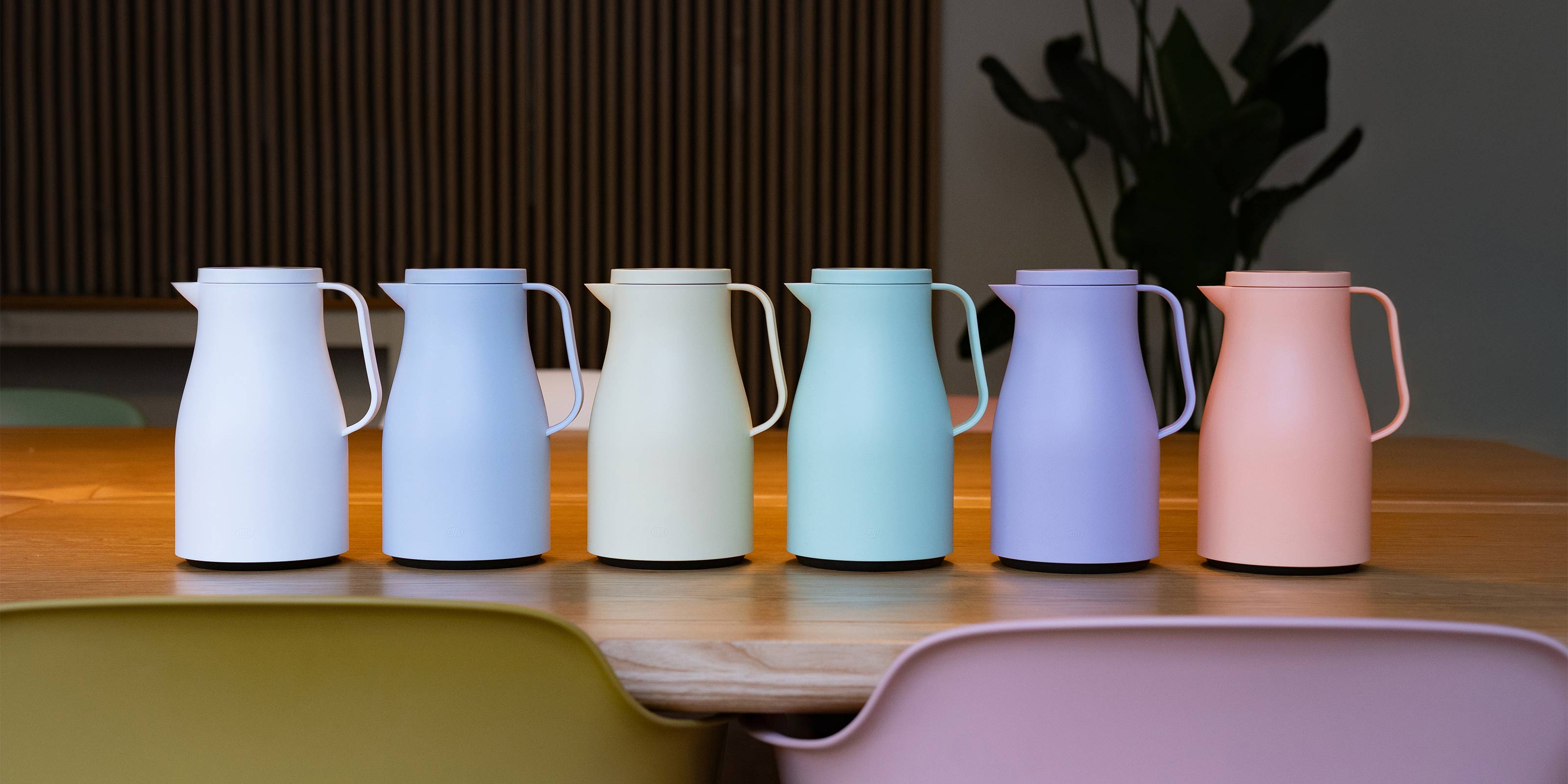 alfi neo isolierkanne auf tisch farben stuhl